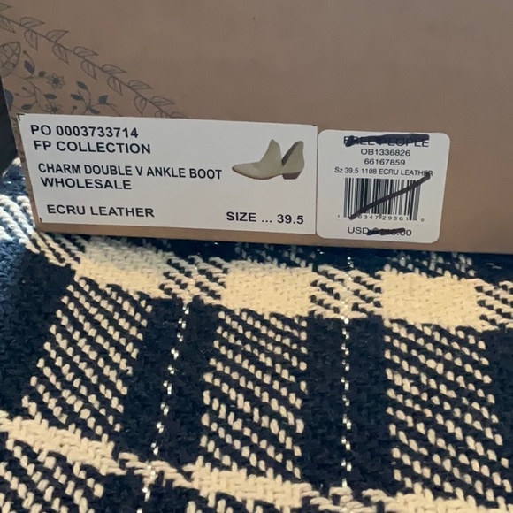 Free People Ecru Leather Charm Double V Ankle Boot Size 39.5 (9), NIB - Picture 15 of 16